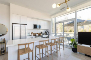 Chic 2BR with Patio - Pool - Hot Tub - BBQ - Friday Harbour